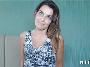 Jennifer avale une f ...